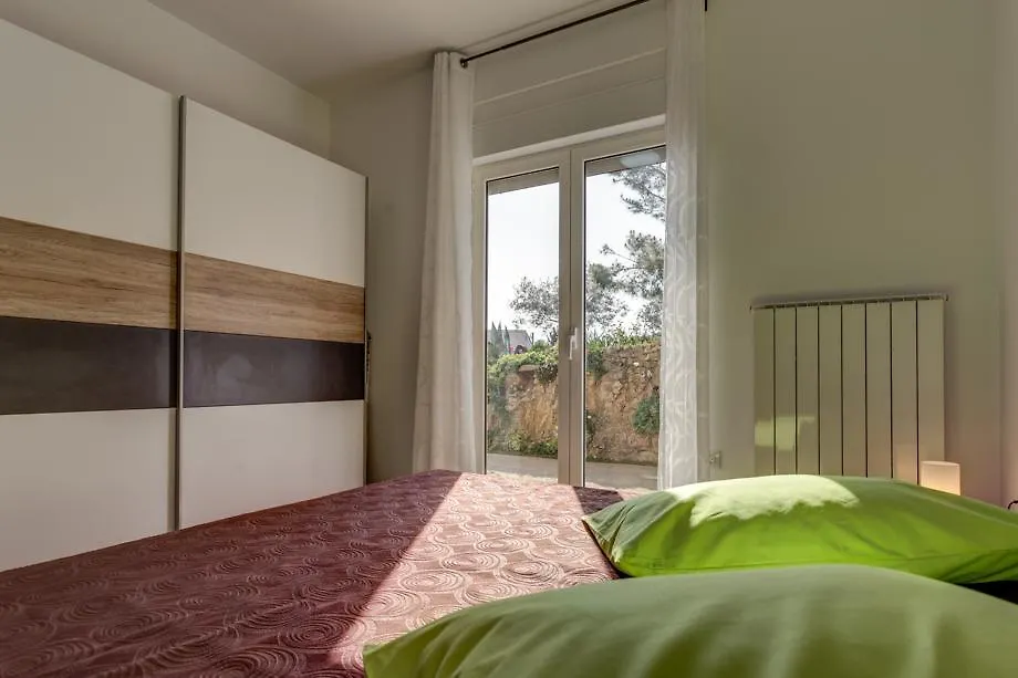Apartman Tika Pula 0*,